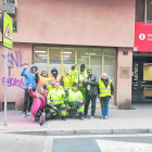 Els treballadors de FCC, ahir després de l’acte de conciliació a Treball i contenidors desbordats al centre de Balaguer i al polígon industrial d’Artesa de Segre.