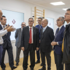 Jaume Alsina, en el centro de la imagen, durante la apertura del nuevo centro de asistencia médica.