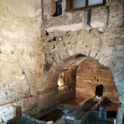 Los restos de las adoberías medievales hallados en el sótano.