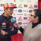 Eva Cortijo, entrevistando al ganador de MotoGP, Marc Márquez.