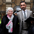 Clara Ponsatí y su abogado, Aamer Anwar, al salir de un tribunal de Edimburgo, en 2018.