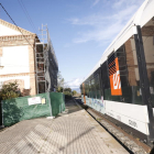 El tren que fa el trajecte de Lleida-la Pobla de Segur, al seu pas per l’estació de Vallfogona.