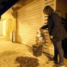 Una vecina de Ciutat Jardí, sacando una bolsa de basura el pasado viernes.