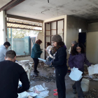 Voluntarios ayer en la antigua fábrica textil.