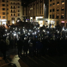 La luz de los teléfonos móviles recordó ayer a los presos en la Plaça Sant Joan de Lleida, durante los actos organizados por Tsunami Democràtic.