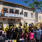Les jugadores del Vila-sana saluden l'afició des del balcó de l'ajuntament.