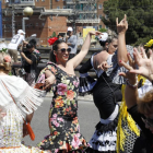 Una colorida cercavila de la Feria de Abril posa punt final a quatre dies de celebració