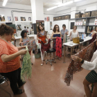 Lourdes Cruz, a la dreta, acompanyada de les assistents al taller de mocadors a l’INS Torre Vicens.