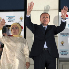 Erdogan y su esposa saludan a sus simpatizantes tras lograr la victoria en los comicios.