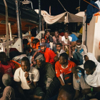 Diversos immigrants descansen a bord del vaixell ‘Lifeline’ de l’ONG alemanya Mission Lifeline.