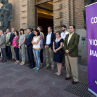 Funcionarios concentrados ante el ayuntamiento de Zaragoza.