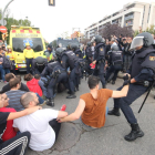 Actuación policial contra los votantes en el EOI el 1 de octubre. 