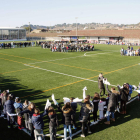 Más de 700 escolares de Alpicat celebraron la efeméride en el campo de fútbol municipal.