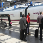 Passatgers a l’estació de Lleida esperen pujar a l’AVE.