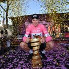 Chris Froome posa con el trofeo como ganador de su primer Giro de Italia.