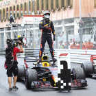 Danie Ricciardo celebra su victoria en el Gran Premio de Mónaco subido a su monoplaza Red Bull.