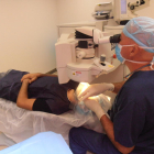 El doctor José Luis Rodríguez pule la córnea en una intervención que mejora la vista en diez minutos. 