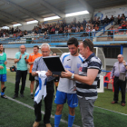 Sergi Prats, recibiendo una placa conmemerativa y el homenaje del club, sus compañeros y la afición.