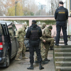 Oficials ucraïnesos arriben al tribunal a Simferopol, ahir.