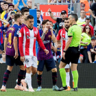 Messi, Piqué y Rakitic piden explicaciones al árbitro tras una ocasión.