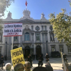 Concentració al Suprem per protestar per la sentència que carrega al client aquest impost.