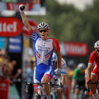 Arnaud Démare celebra su triunfo en la meta de Pau.