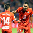 Borja Álvarez celebra su gol con su compañero Melendo.