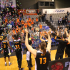 Los jugadores festejaron la victoria con la Penya Jove Cambra.