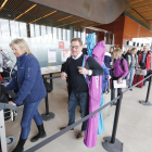 Els passatgers suecs a les instal·lacions de l’aeroport de Lleida-Alguaire abans d’agafar l’avió a Linköping.