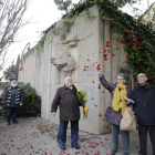 L’acte al costat de l’escultura del poeta al Canyeret va començar amb una pluja de pètals de roses.