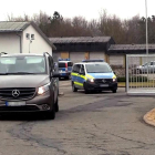 Un furgó policial trasllada suposadament Puigdemont de comissaria a la presó de Neumünster.