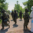 Una patrulla simula haver-se exposat a contaminació radioactiva per cesi a l’acadèmia militar de Talarn.