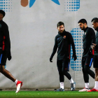 Yerry Mina, Leo Messi, Luis Suárez y Paulinho, durante el entrenamiento de ayer.