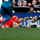 Keylor Navas agafa la pilota davant del davanter del València Santi Mina durant el partit d’ahir.