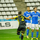 Un jugador del Hércules celebra el gol ante la desolación de los del Lleida.