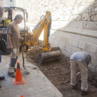 Los primeros trabajos en la plaza Major de Tàrrega para buscar los restos de la antigua iglesia medieval.