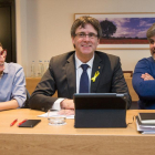 Carles Puigdemont junto a la directora de campaña, Elsa Artadi, y el diputado Albert Batet.