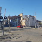 Imagen de archivo de un paso a nivel de la línea de La Pobla en Balaguer.