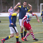 El capitán del Valls tratando de rematar el balón ante la presión de dos jugadores del Borges, ayer durante el partido.