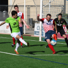 Giribet trata de despejar un balón ante la presión del capitán del Alpicat.