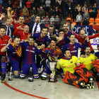 Jugadors, staff tècnic i auxiliars del FC Barcelona celebren la consecució de la Copa.