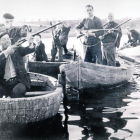 Fotografia antiga d’una jornada de caça en aigües de l’estany.