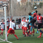 El portero del Linyola, Marcel, uno de los protagonistas del partido de ayer, despeja con el puño ante la presencia del capitán del Tàrrega, Alberto y del también local Bachana.