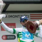 Alejandro Valverde celebra en el podio su tercera victoria en la Volta a Catalunya.