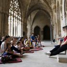 Moment de la lectura de contes, a càrrec de treballadors del consorci, al claustre de la Seu.