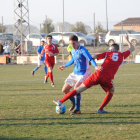 El local Amorós condueix la pilota i tracta d’eludir la defensa d’un jugador rival.