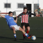Un jugador del Lleida B i un del Viladecans pugnen pel control de la pilota al centre del camp.