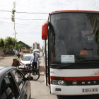 Usuaris agafant ahir el bus alternatiu entre Balaguer i la Pobla de Segur.