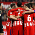 Los jugadores del Atlético de Madrid celebran el tercer gol ante el Sevilla.