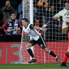 Santi Mina celebra su segundo gol marcado contra la Real.